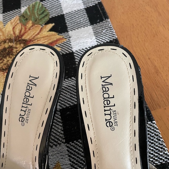 Madeline patent leather slip on open toe with bows - Picture 3 of 9